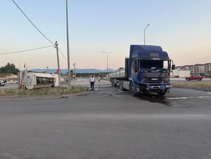 Gönen’de mazot yüklü tanker ile tır çarpıştı, sürücüler yaralandı