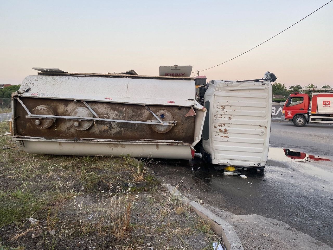 Gönen’de mazot yüklü tanker ile tır çarpıştı, sürücüler yaralandı