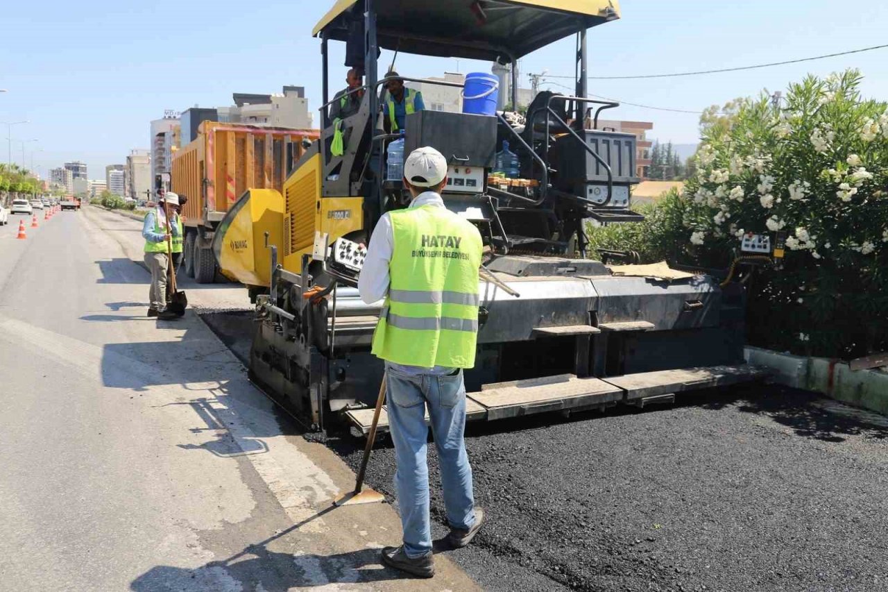 Hatay Büyükşehirden, E-5 karayolunda beton asfalt çalışması