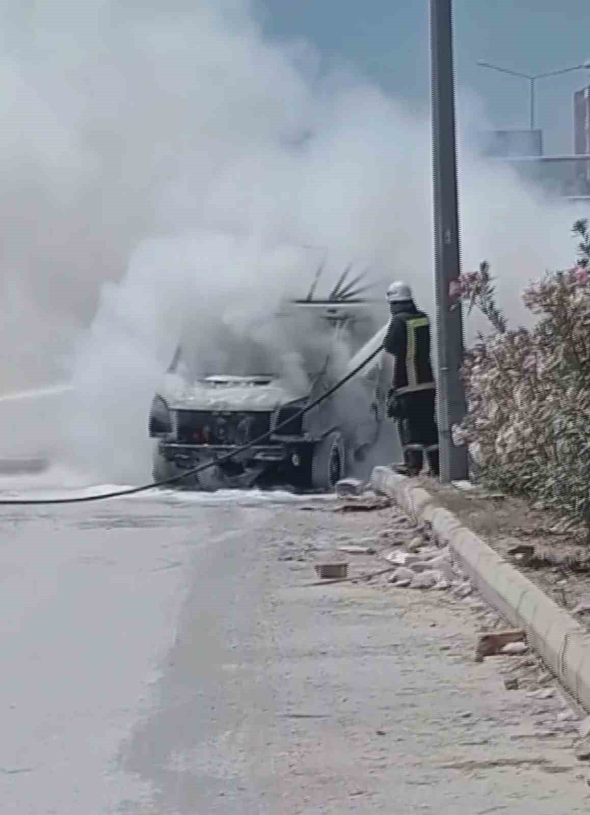 Kamyonet alev alev yandı