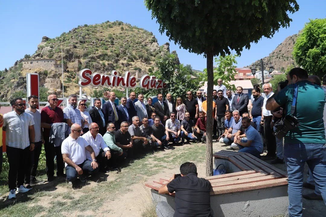 Irak kafilesi Çukurca’yı gezdi