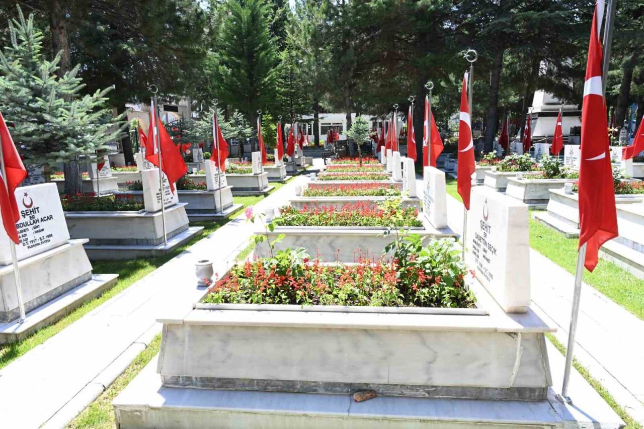 Isparta Belediyesi şehit kabirlerini çiçeklerle donattı