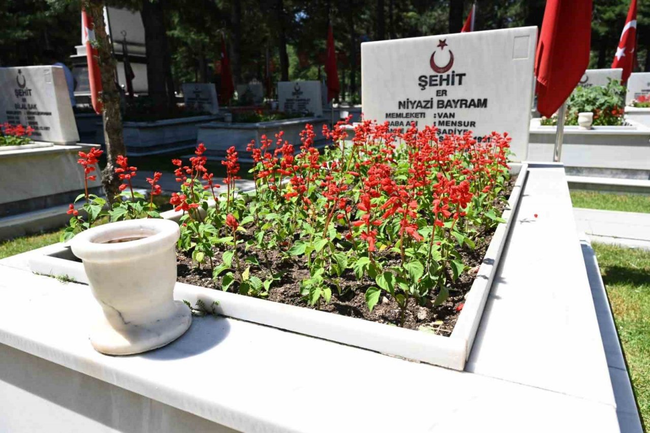 Isparta Belediyesi şehit kabirlerini çiçeklerle donattı