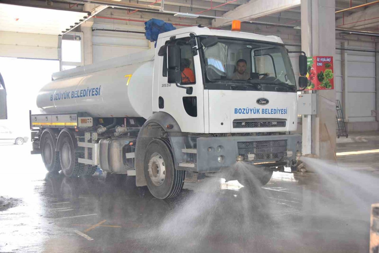 Kapalı pazar periyodik aralıklarla yıkanarak temizleniyor