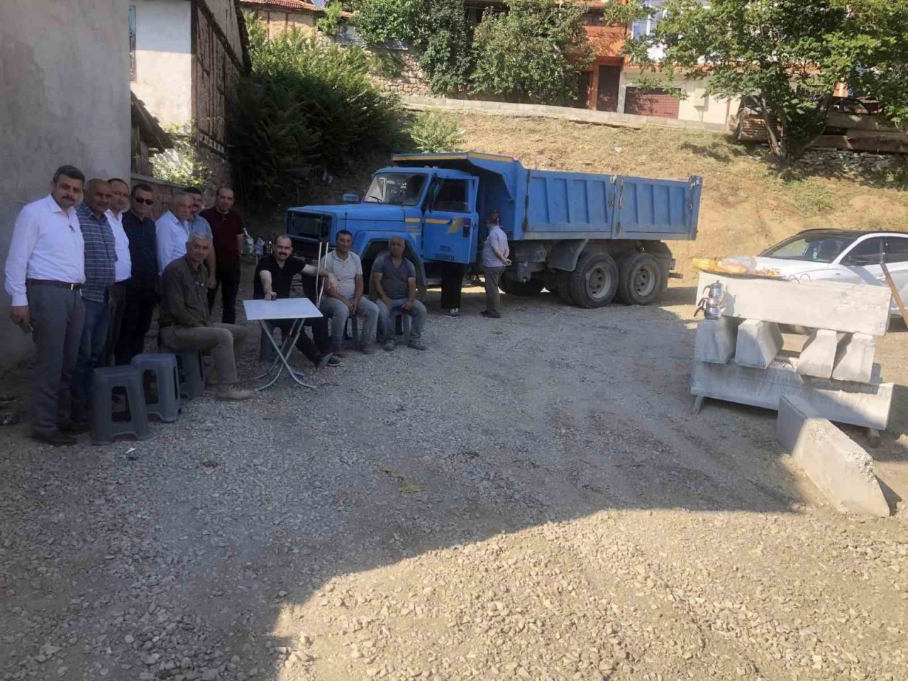 Geçirdiği kazada ölümden dönen belediye başkanı, koltuk değnekleriyle çalışmaları inceledi