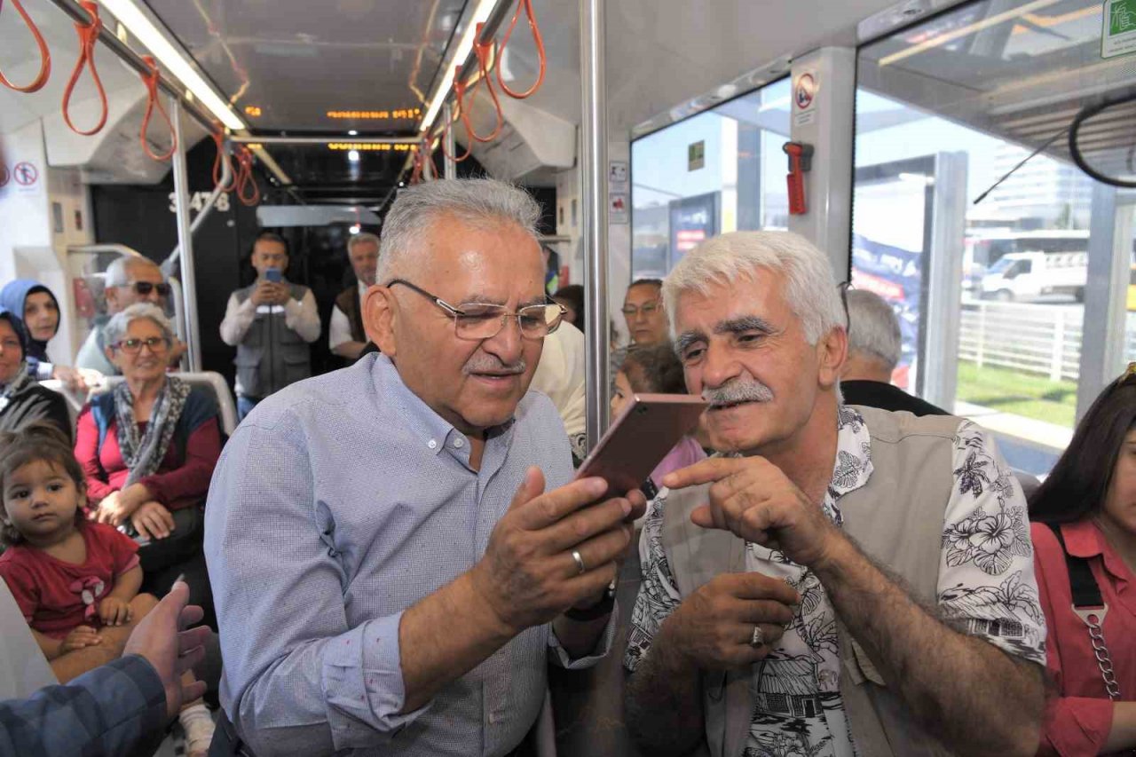 Başkan Büyükkılıç, tramvay ile yolculuk yaptı, esnaf ziyaret etti