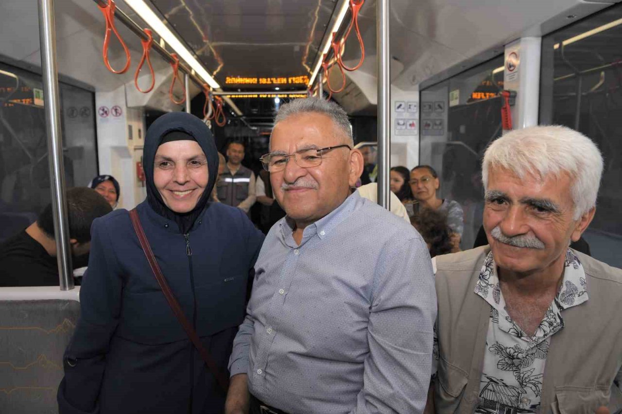 Başkan Büyükkılıç, tramvay ile yolculuk yaptı, esnaf ziyaret etti