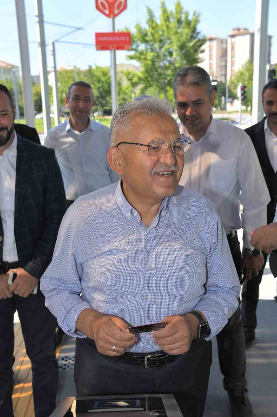 Başkan Büyükkılıç, tramvay ile yolculuk yaptı, esnaf ziyaret etti