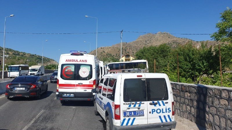 İşçi servisleri çarpıştı: 14 yaralı