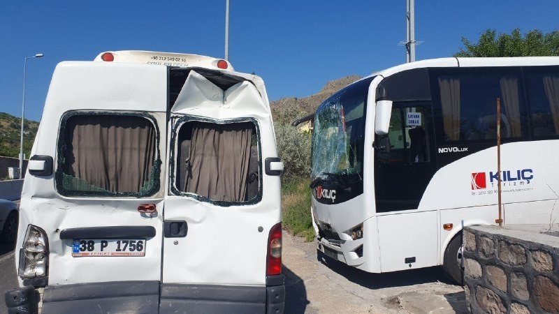 İşçi servisleri çarpıştı: 14 yaralı