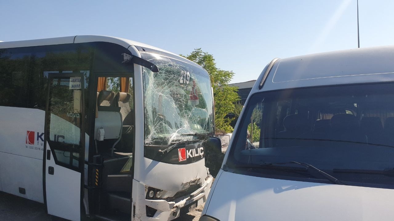 İşçi servisleri çarpıştı: 14 yaralı