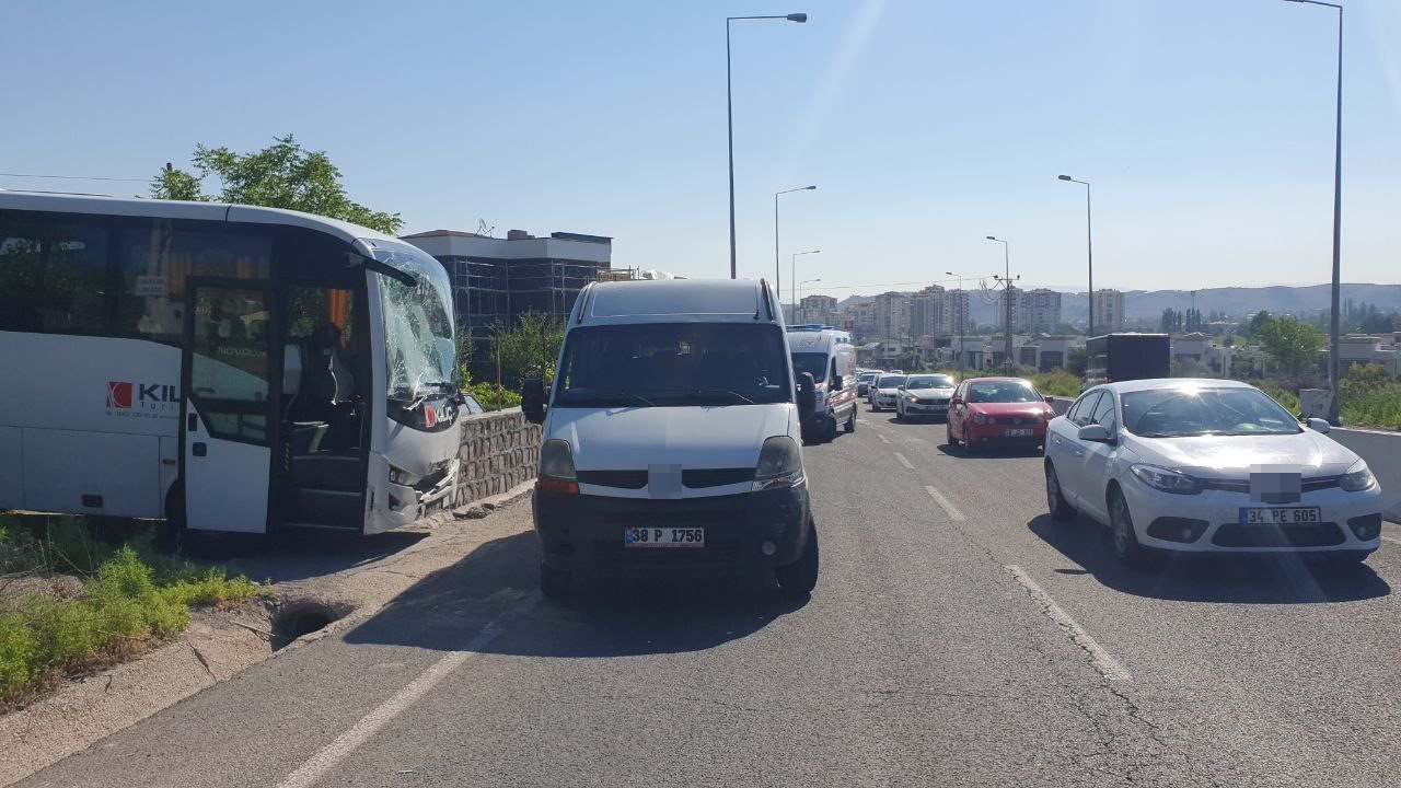 İşçi servisleri çarpıştı: 14 yaralı