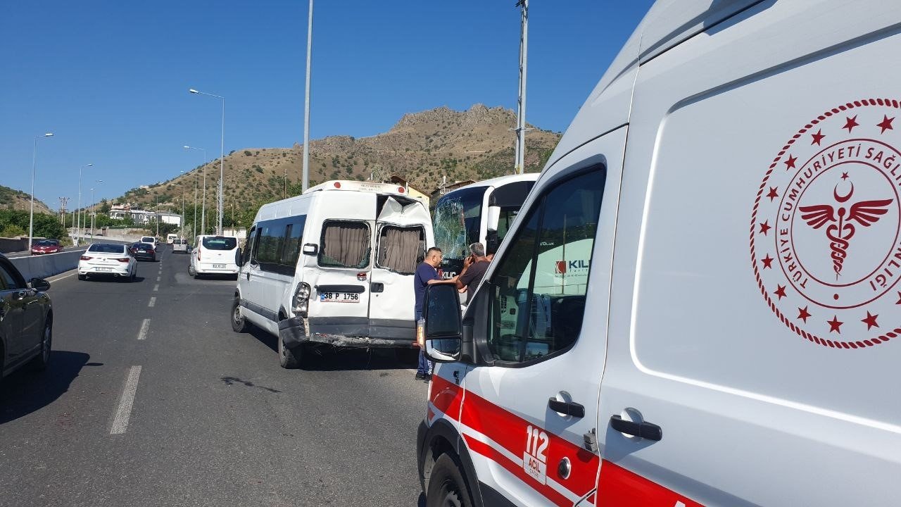 İşçi servisleri çarpıştı: 14 yaralı