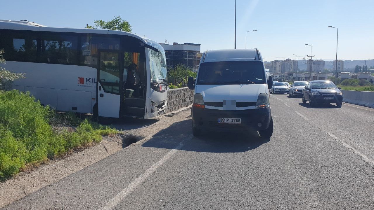 İşçi servisleri çarpıştı: 14 yaralı