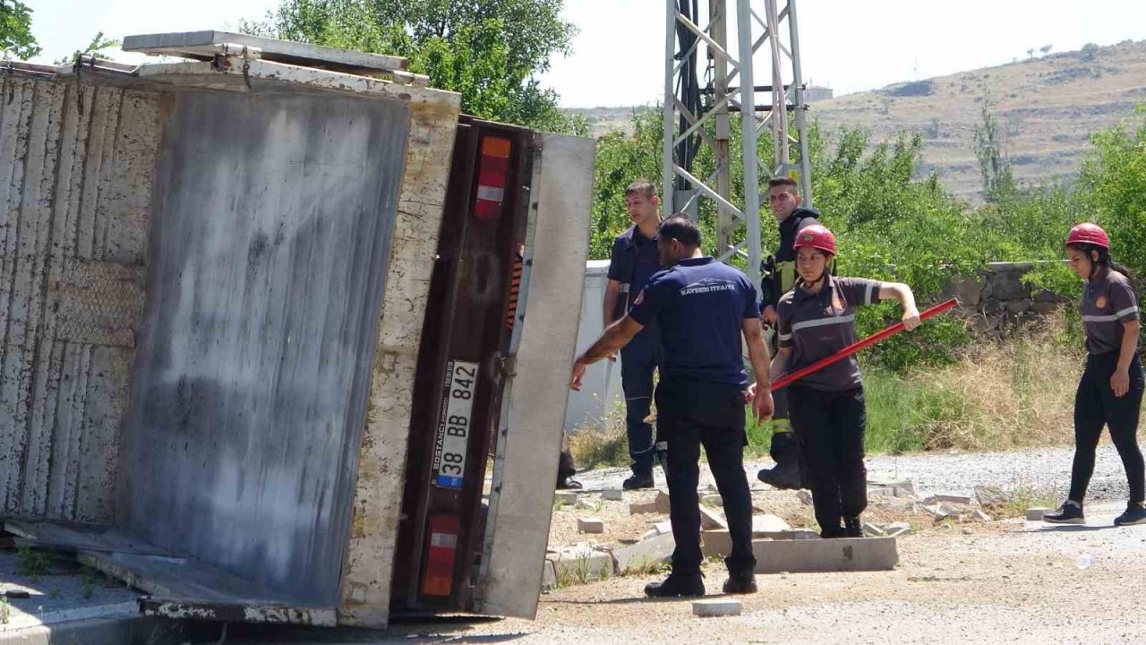Şaftı kopan kamyonet duvara çarpıp yan yattı: 1 yaralı