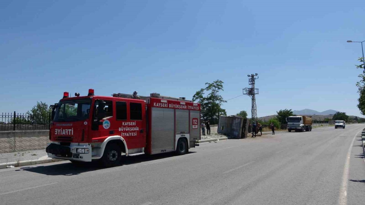 Şaftı kopan kamyonet duvara çarpıp yan yattı: 1 yaralı