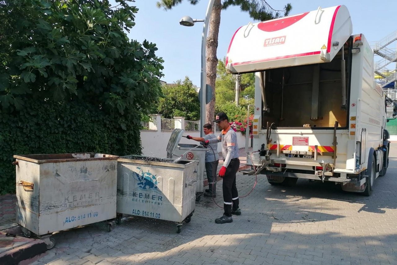 Kemer’de çöp konteynerleri dezenfekte ediliyor