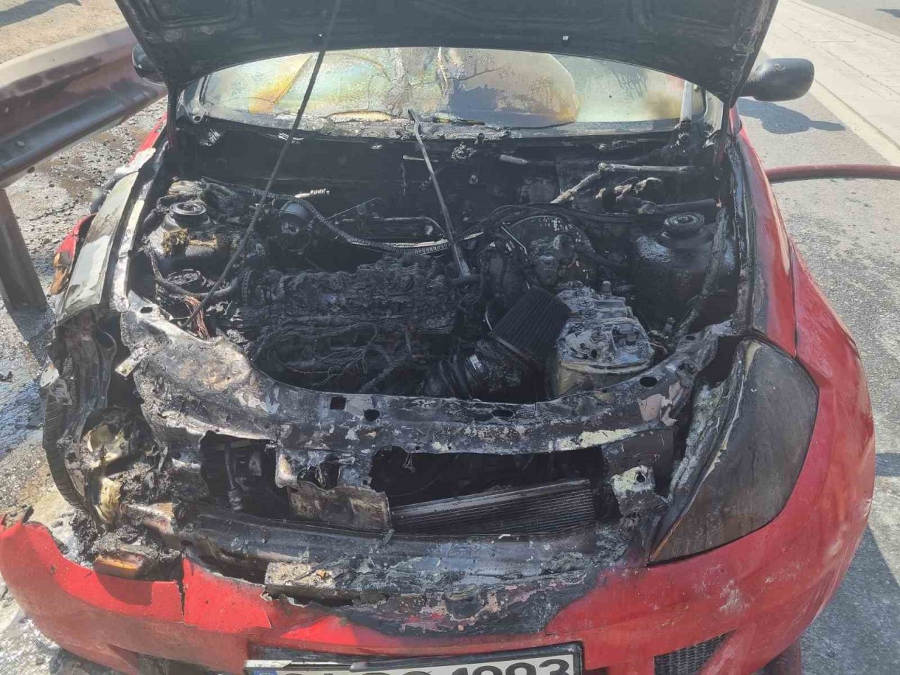 Bugün aldığı otomobili alev alev yandı