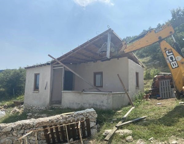 Körfez’de 3 kaçak yapı yıkıldı