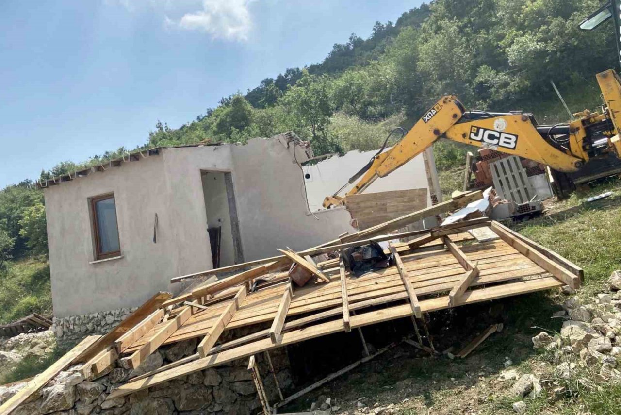 Körfez’de 3 kaçak yapı yıkıldı