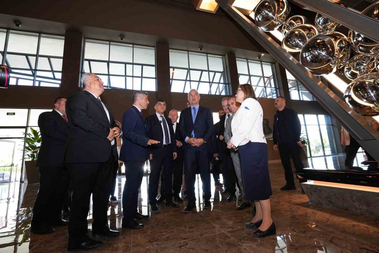 Bakan Ersoy, D.T. Şehitkamil Sahnesi’ni inceledi