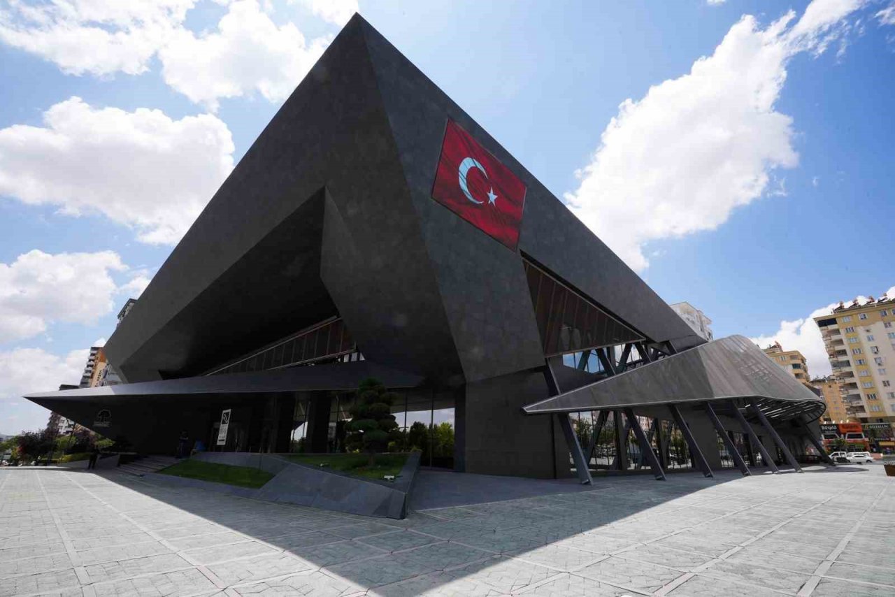 Bakan Ersoy, D.T. Şehitkamil Sahnesi’ni inceledi