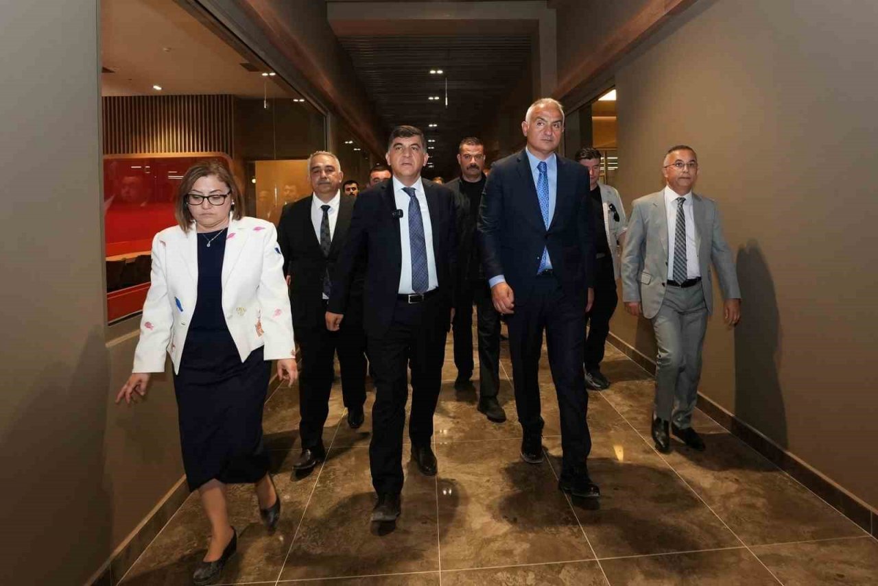 Bakan Ersoy, D.T. Şehitkamil Sahnesi’ni inceledi