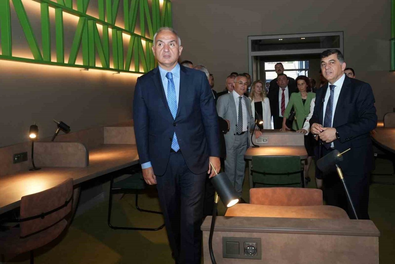 Bakan Ersoy, D.T. Şehitkamil Sahnesi’ni inceledi