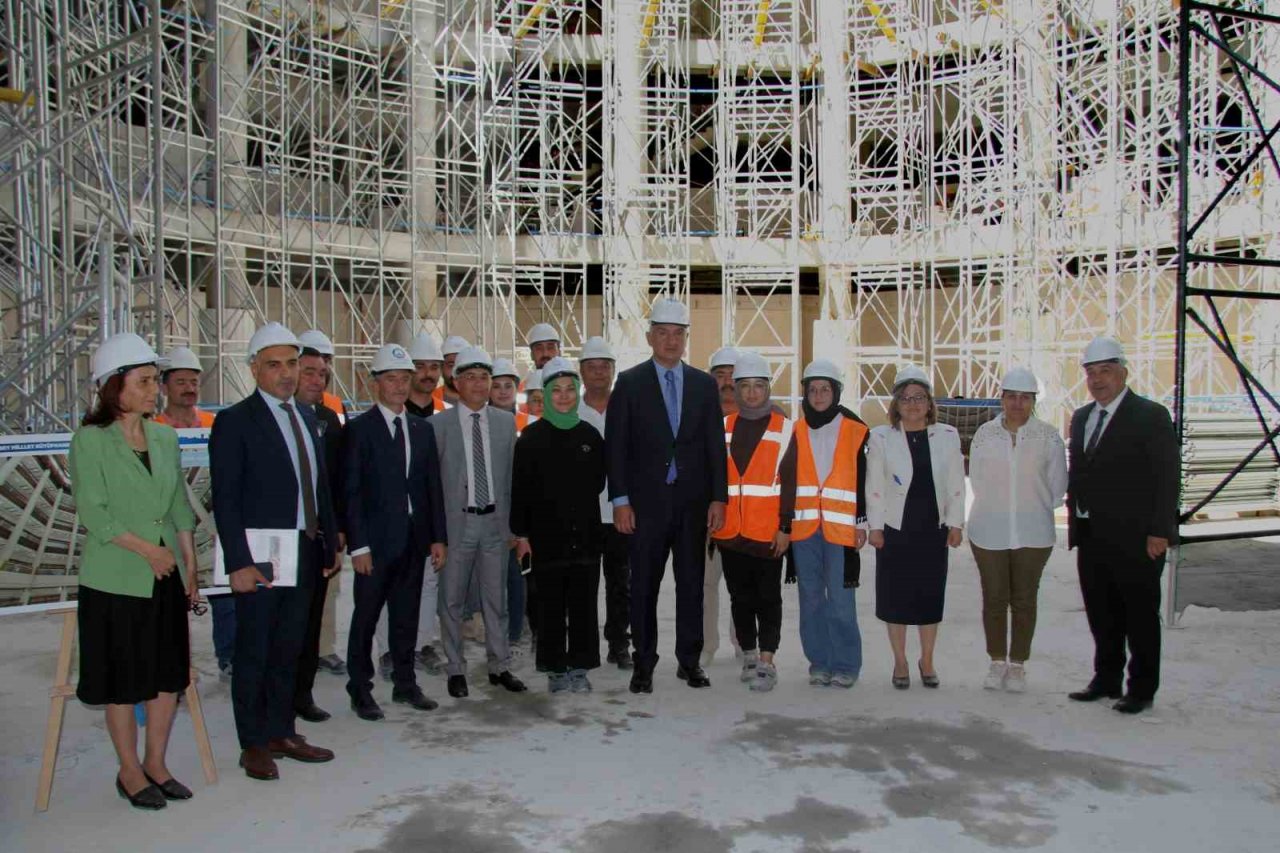 Bakan Ersoy’dan Şahinbey’in dev eserlerine tam not