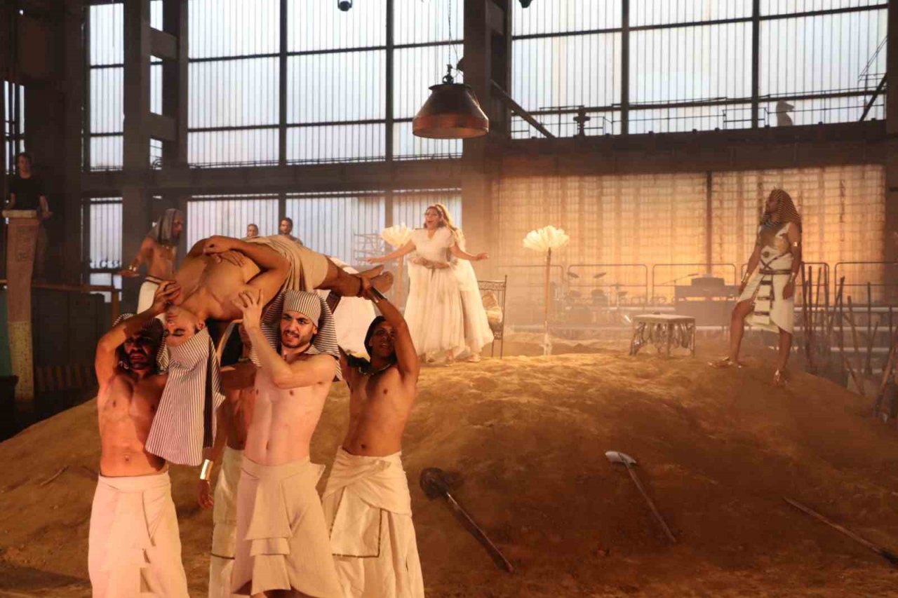 On ülkeden genç oyuncular tek oyunda aynı sahnede buluştu