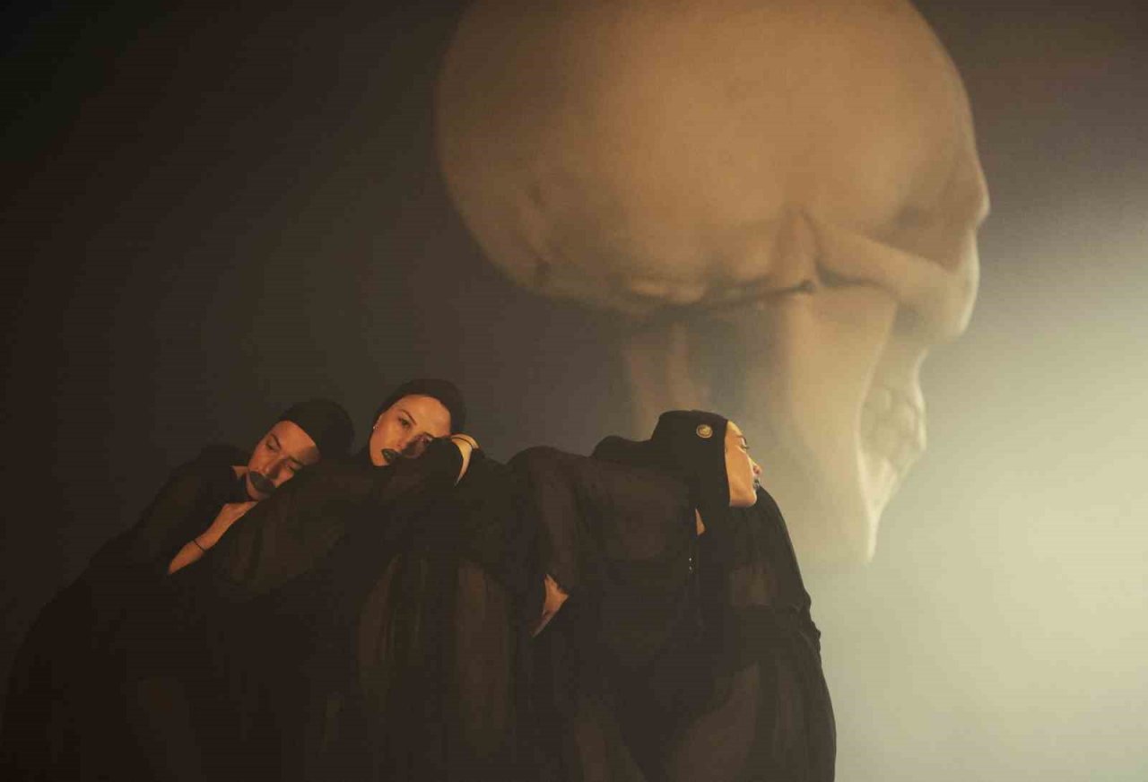 On ülkeden genç oyuncular tek oyunda aynı sahnede buluştu