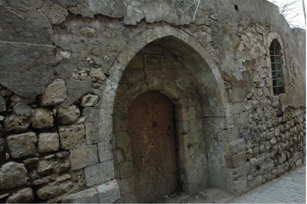 Mardinli küçük kız ’Patates TV’de sunduğu haberde harabeye dönen hamama dikkat çekti