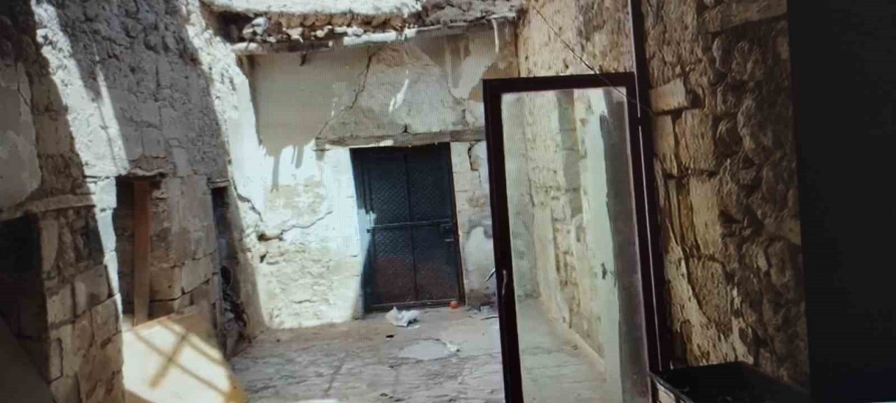 Mardinli küçük kız ’Patates TV’de sunduğu haberde harabeye dönen hamama dikkat çekti