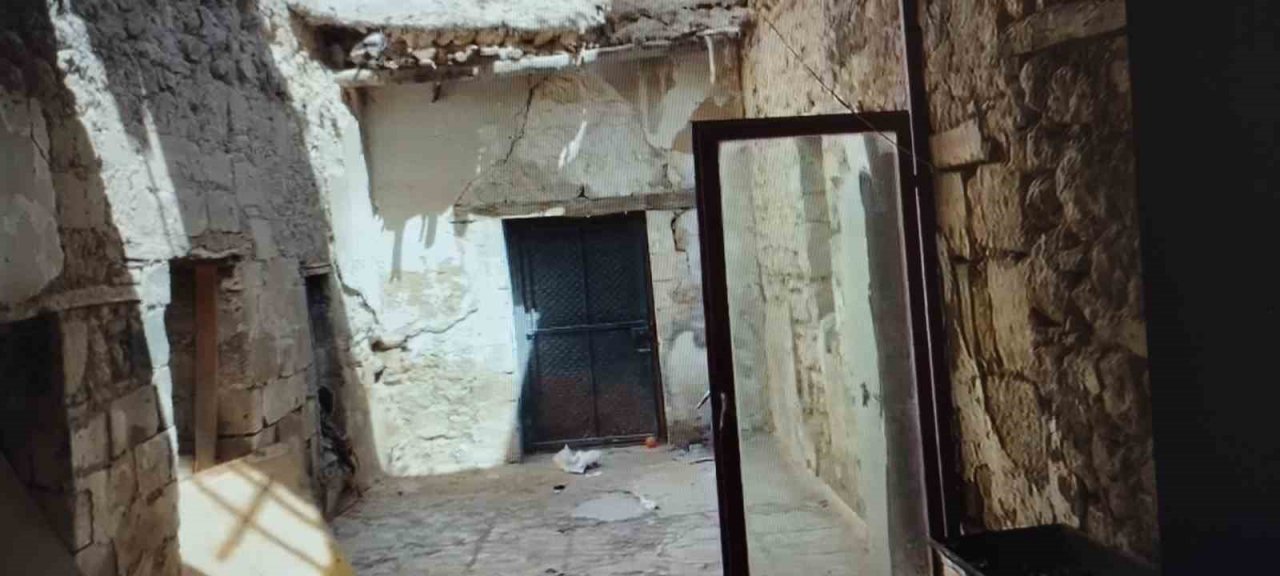 Mardinli küçük kız ’Patates TV’de sunduğu haberde harabeye dönen hamama dikkat çekti