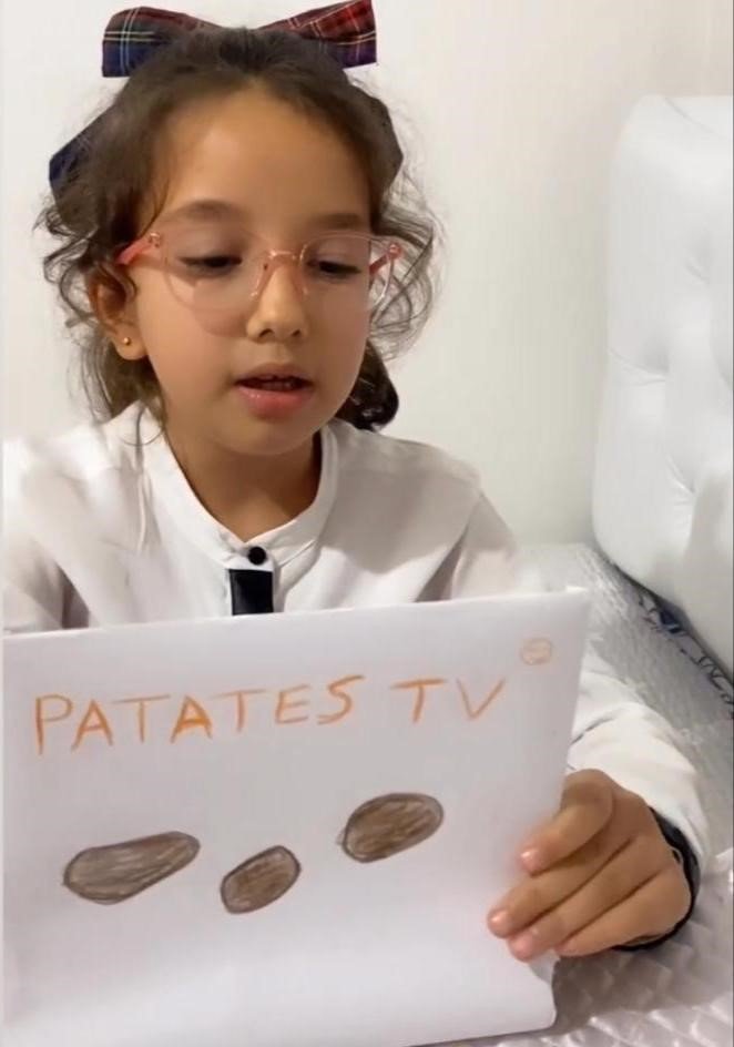 Mardinli küçük kız ’Patates TV’de sunduğu haberde harabeye dönen hamama dikkat çekti