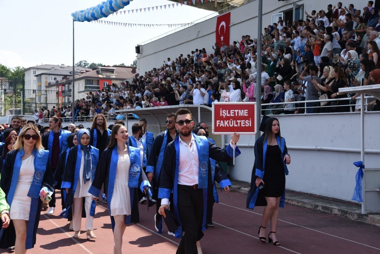 Düzce Üniversitesi’nin mezuniyet gururu