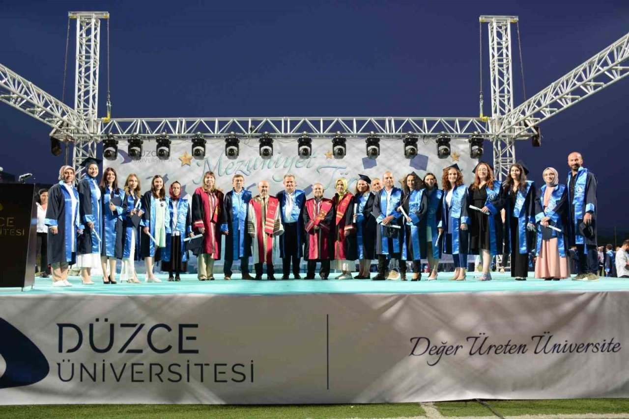 Düzce Üniversitesi’nin mezuniyet gururu