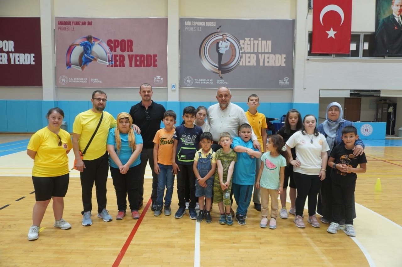 Müdür Kasapoğlu, özel bireylerle idman yaptı