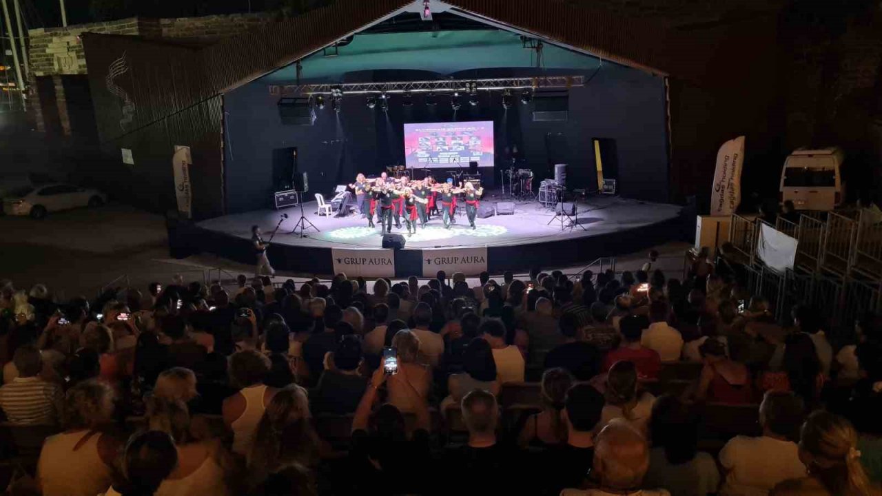 Depremzede çocuklar için söylediler