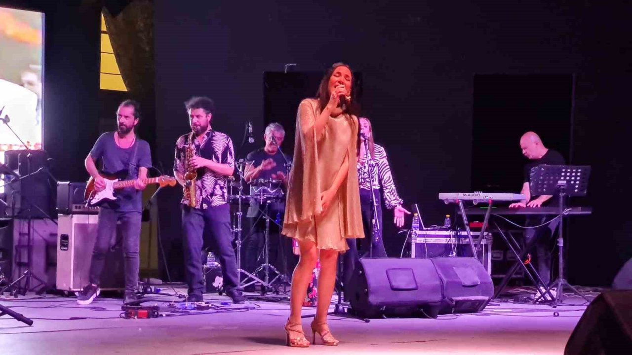 Depremzede çocuklar için söylediler