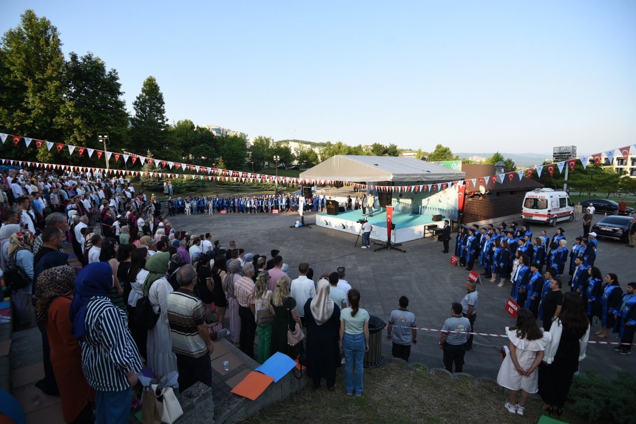 Ön lisans öğrencilerinin mezuniyet coşkusu