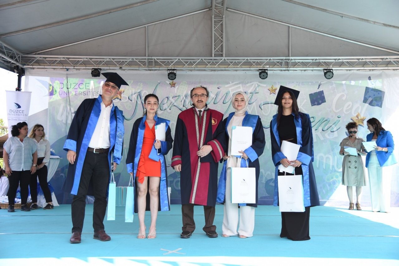 Ön lisans öğrencilerinin mezuniyet coşkusu