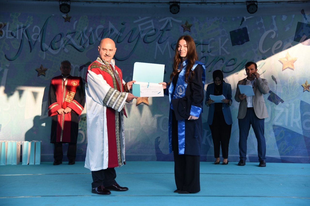 Ön lisans öğrencilerinin mezuniyet coşkusu