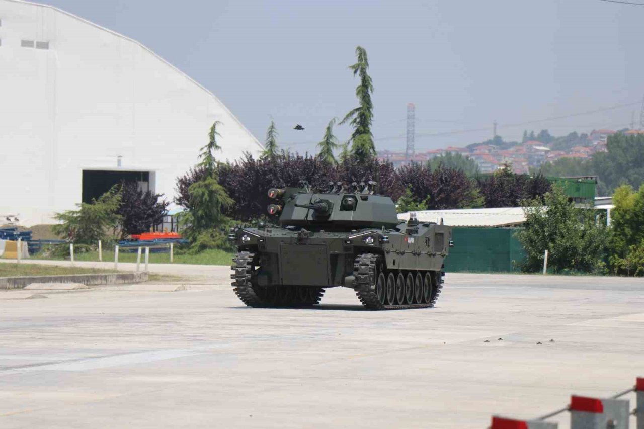 Türkiye’nin ilk ağır sınıf paletli insansız zırhlı aracı görücüye çıktı