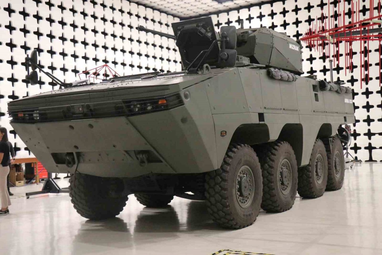 Türkiye’nin ilk ağır sınıf paletli insansız zırhlı aracı görücüye çıktı