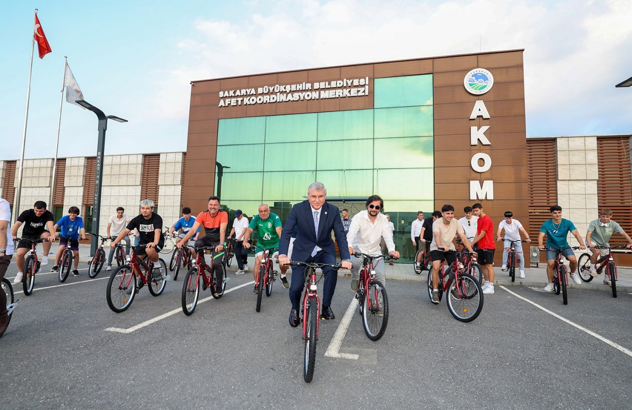 Yüce’den Harmanlıkspor’un oyuncularına bisiklet