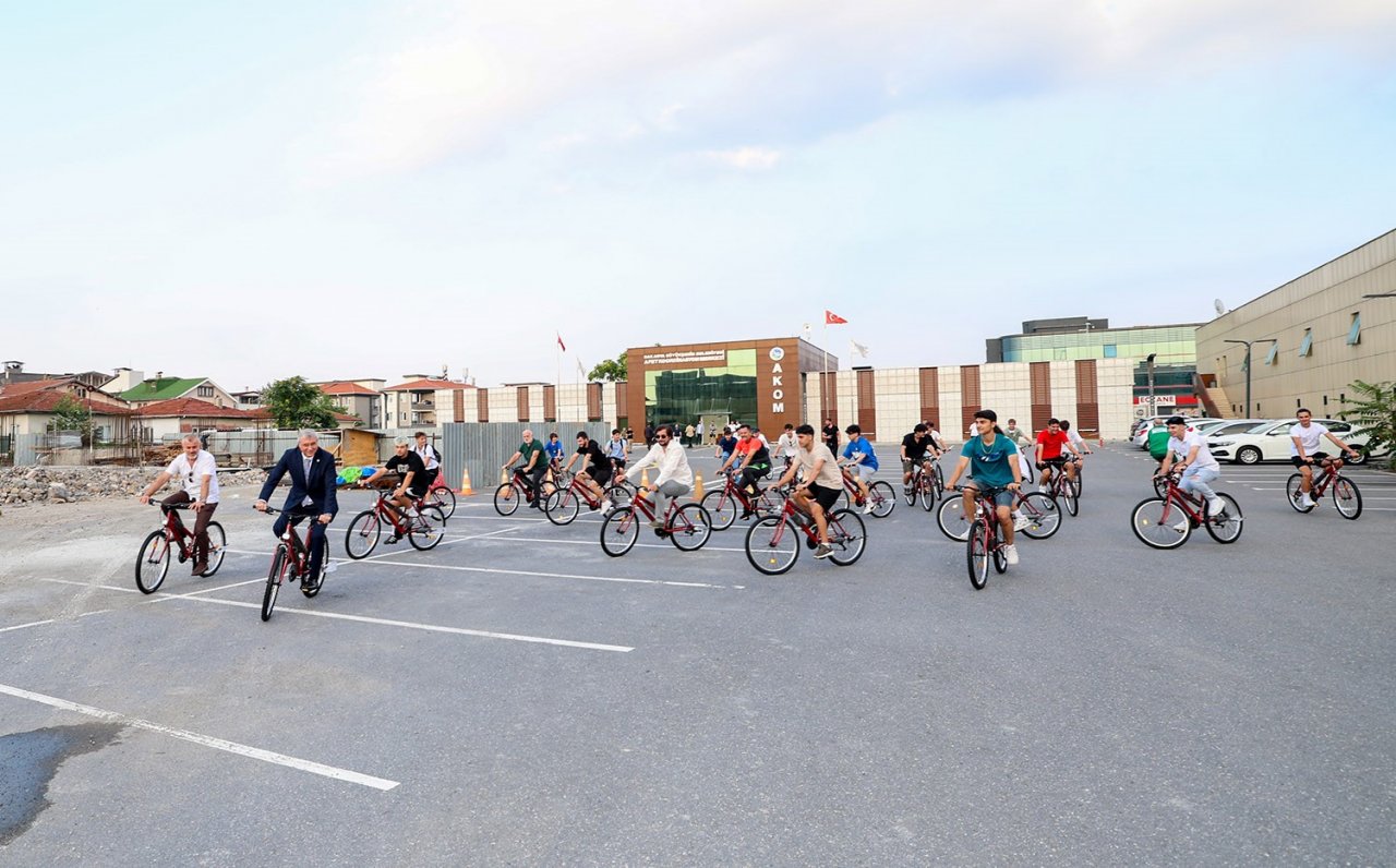 Yüce’den Harmanlıkspor’un oyuncularına bisiklet