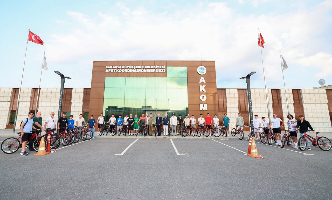 Yüce’den Harmanlıkspor’un oyuncularına bisiklet