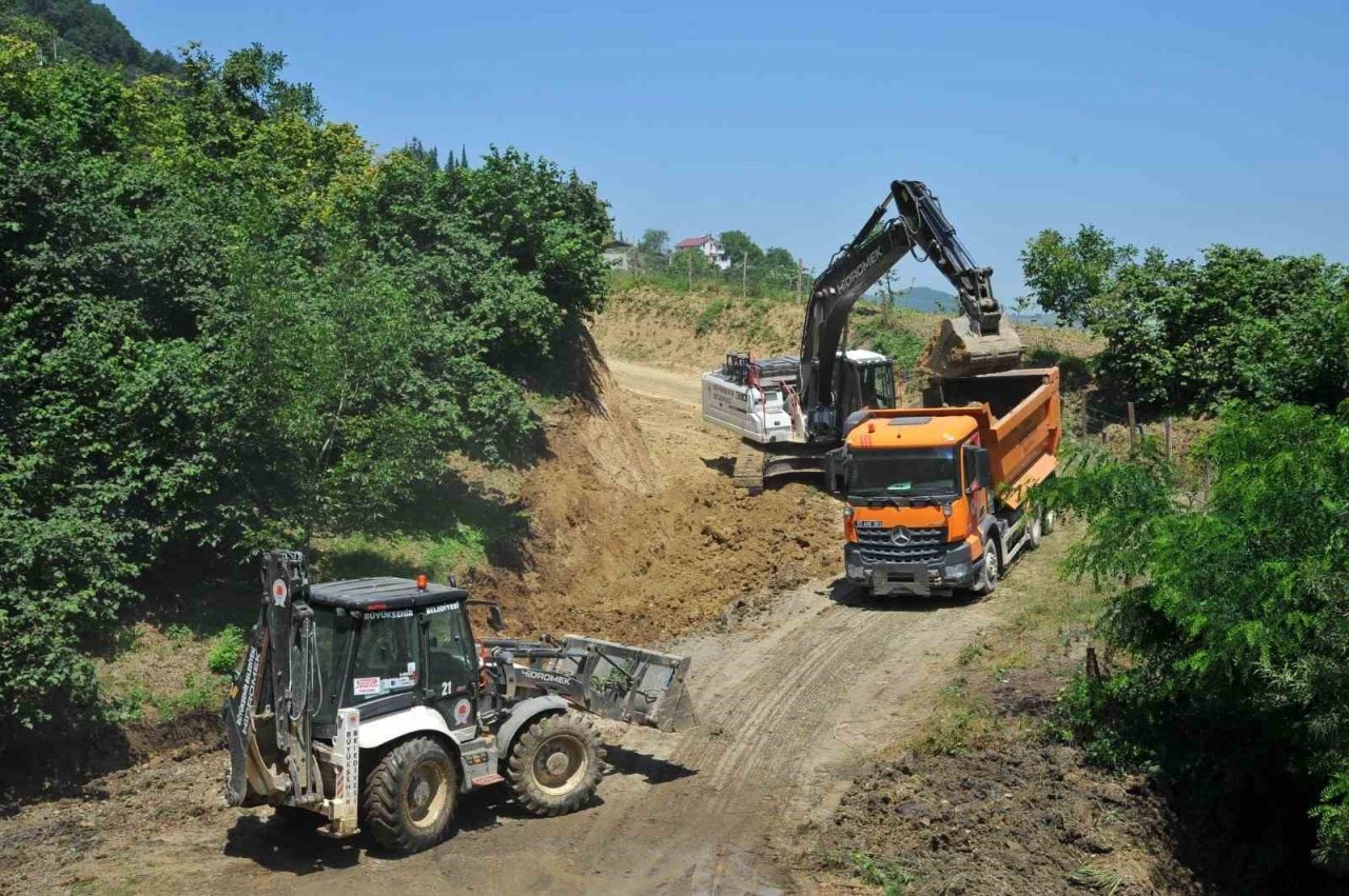 Başkan Demir: “Yol problemi olan hiçbir mahalle kalmayacak”