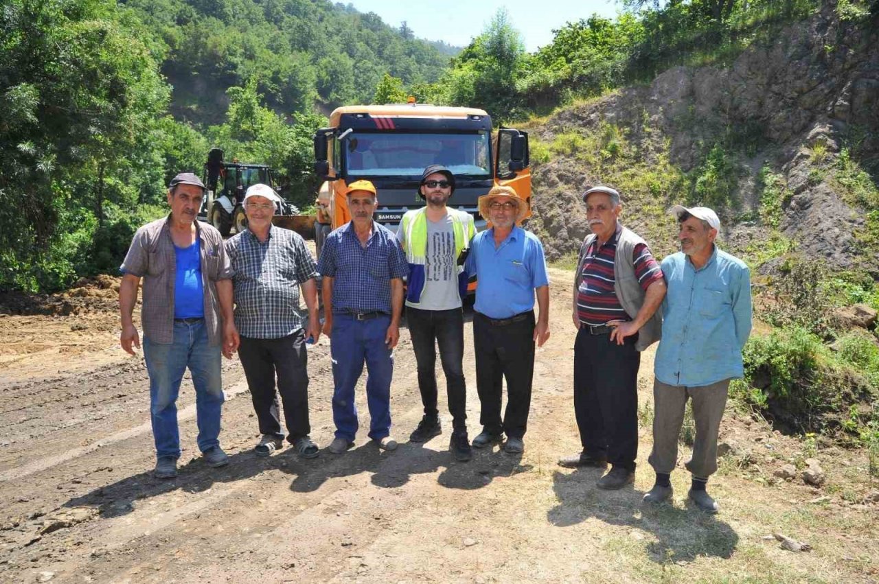 Başkan Demir: “Yol problemi olan hiçbir mahalle kalmayacak”